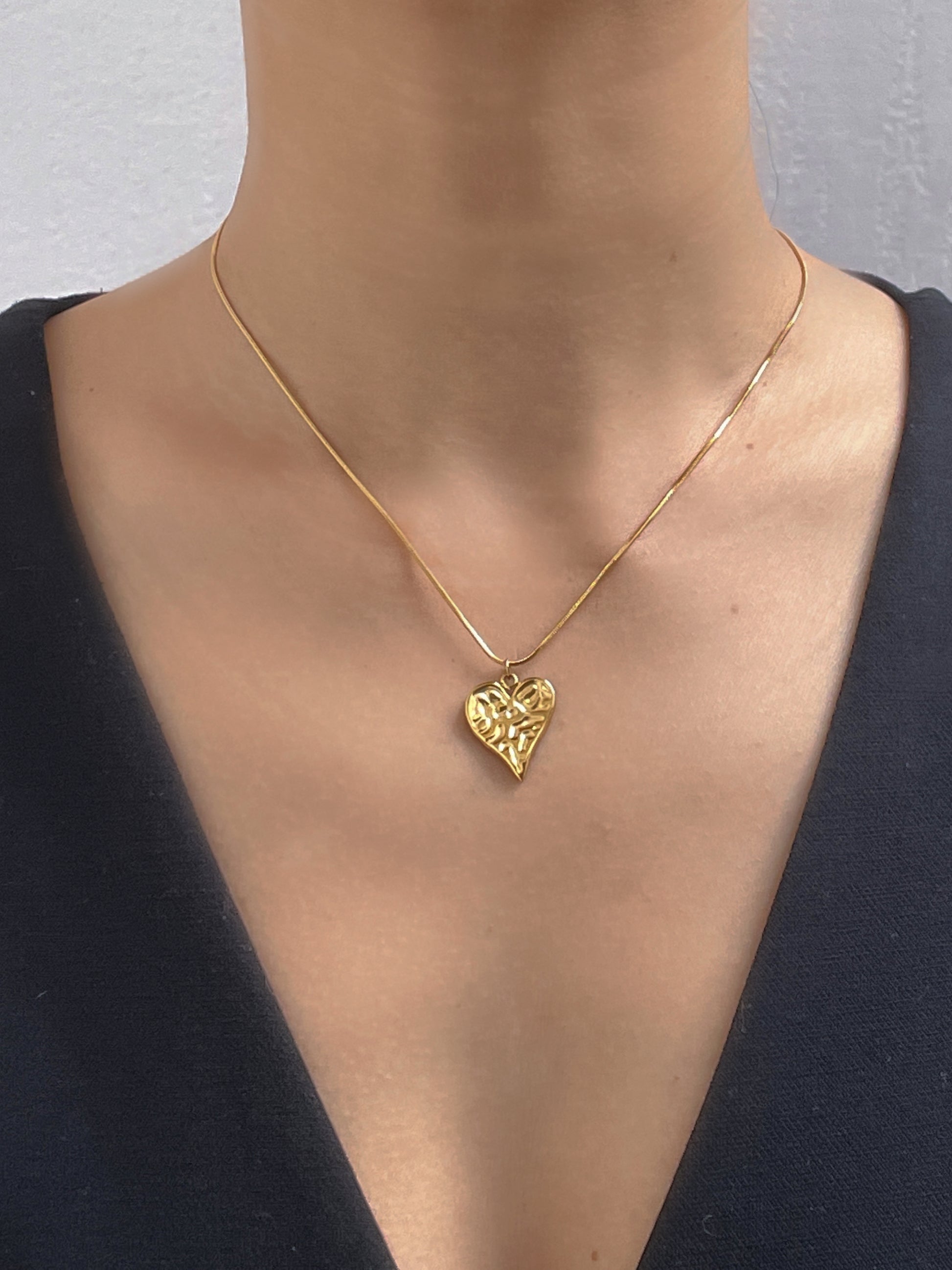 MINIMALIST NECKLACE WITH HEART PENDANT